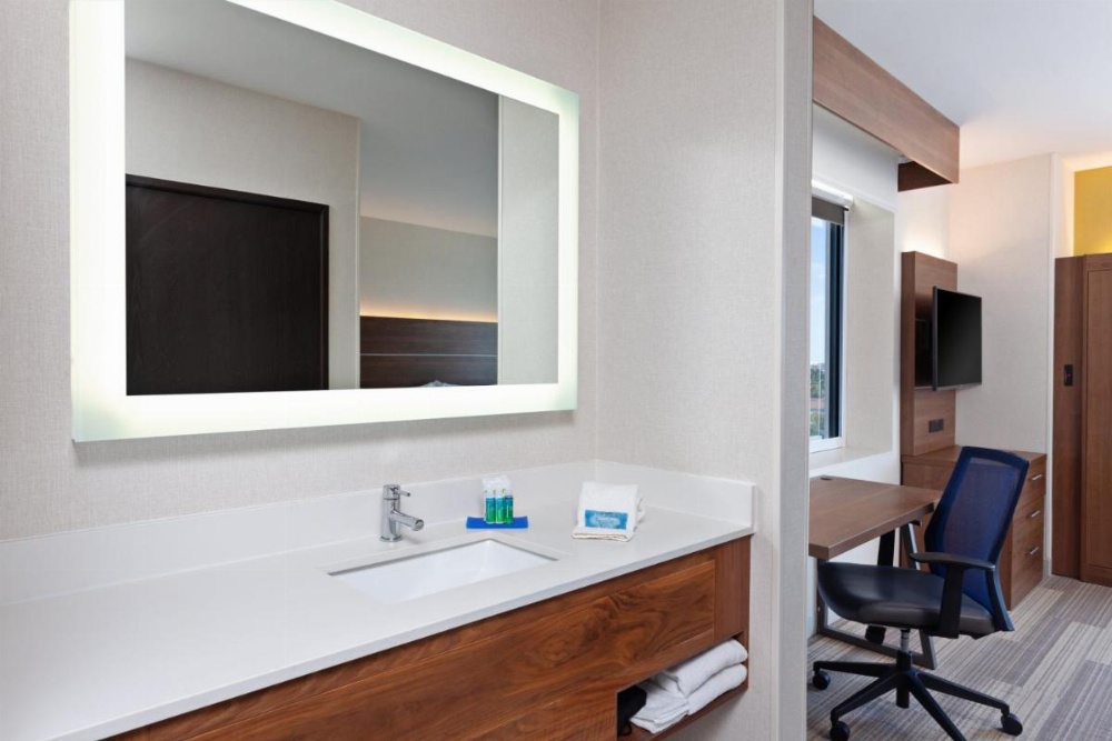 Holiday Inn Express Los Angeles LAX Airport Image 25